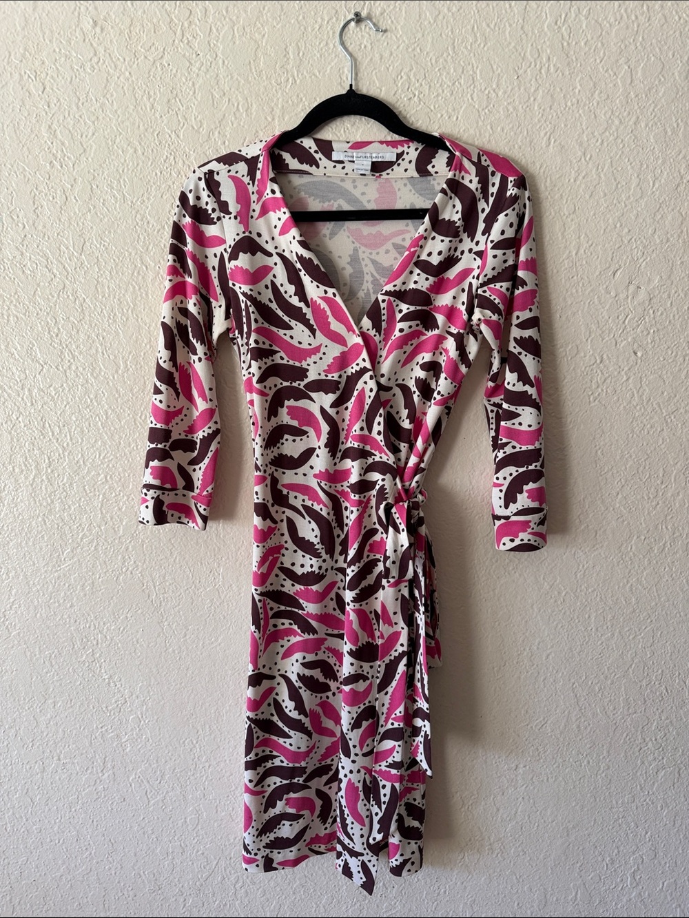 Diane Von Furstenberg 100% Silk Printed Wrap Mini Dress Size 4 Pink Purple White - Picture 2 of 7